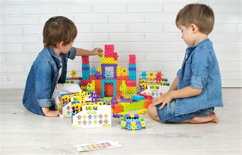 Niños construyendo con bloques de diferentes texturas y formas.