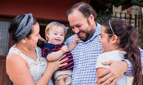 Familia interactuando con un niño con discapacidad visual en una actividad.