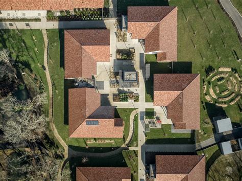 Fotografía aérea de la Villa para personas con Alzheimer, destacando sus espacios verdes