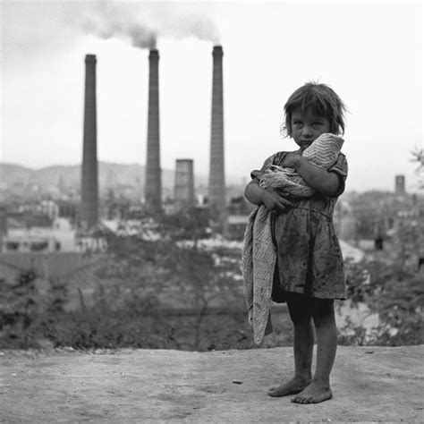Fotografía documental en blanco y negro mostrando el contexto social de los sectores marginados en Chile durante la segunda mitad del siglo XX.