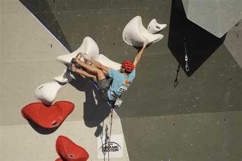 Atleta de paraescalada compitiendo en un muro artificial.