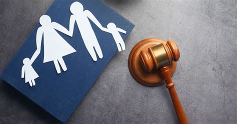 Foto de una familia en un tribunal de familia