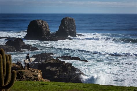 Paisaje costero de Pichilemu con vistas a las playas de surf y entorno natural