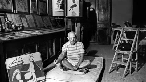 Fotografía de archivo de Pablo Picasso en su estudio, rodeado de obras.