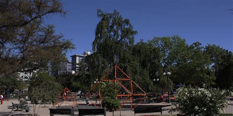 Foto panorámica del Parque Bustamante en Santiago, mostrando áreas verdes y la infraestructura circundante.