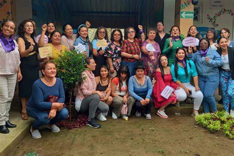 Voluntarios colaborando en casa de acogida para mujeres vulnerables