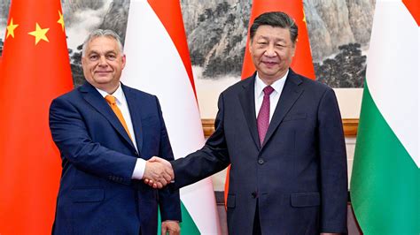 Viktor Orbán y Xi Jinping durante un encuentro en Pekín. (Foto: EFE)