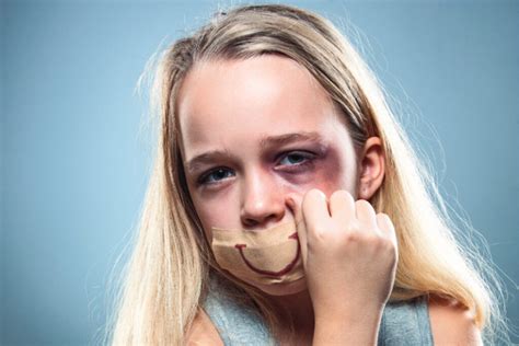 Ilustración representando los diferentes tipos de maltrato a personas mayores.