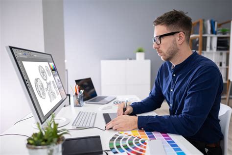 Diseñador gráfico trabajando en una plantilla de credencial profesional en un ordenador.