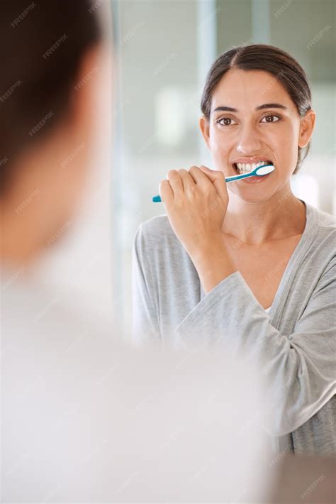 Fotografía: Mujer mayor cepillándose los dientes en un entorno humilde