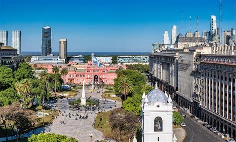 Vista aérea actual de la Plaza de Mayo con la Casa Rosada y la Pirámide