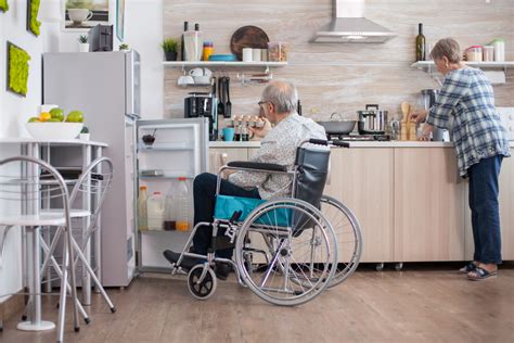 Fotografía de diferentes ayudas técnicas y adaptaciones para el hogar de adultos mayores