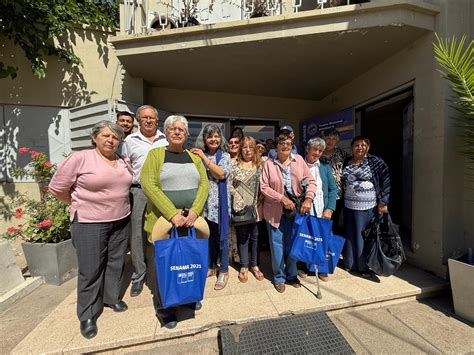 Foto de adultos mayores de San Pedro celebrando la adjudicación de proyectos SENAMA