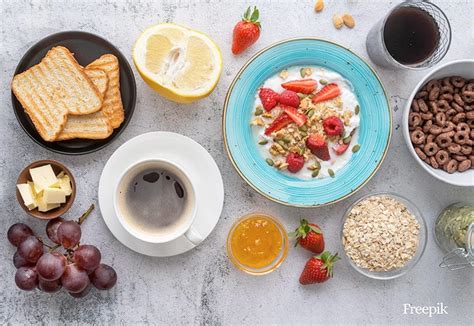 Ilustración: Variedad de alimentos para un desayuno equilibrado (frutas, cereales integrales, lácteos, proteínas)