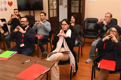 personas comunicándose en lengua de señas