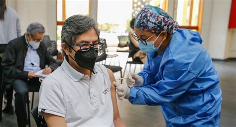 personal de salud aplicando tests de COVID-19 a adultos mayores