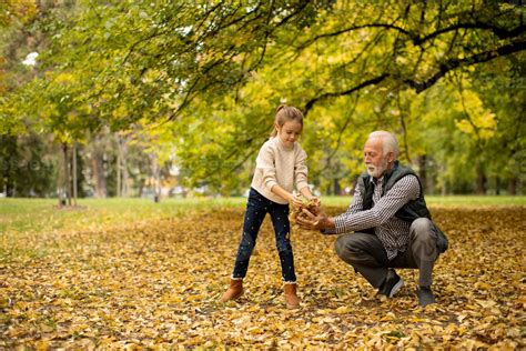 Foto de un abuelo interactuando con su nieta en un entorno cálido y afectuoso