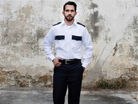 Foto del gato Wero Albeto García Martínez con su uniforme de guardia de seguridad y su credencial