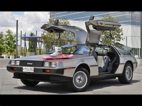 El icónico DeLorean como máquina del tiempo, listo para viajar en el tiempo