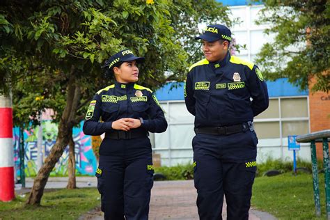 Foto de la policía o servicios de emergencia en el lugar de un asalto armado en un asilo
