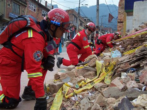 Foto de bomberos trabajando en el rescate de un asilo en llamas
