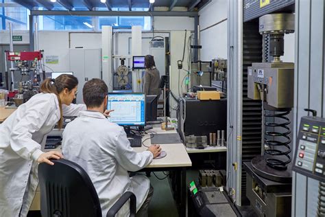 Laboratorio de ensayos de materiales de pavimentación con equipos especializados