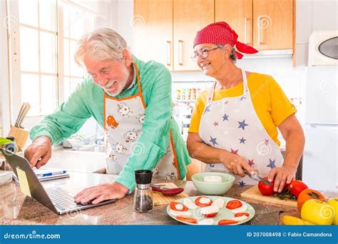 Adultos mayores cocinando juntos en un ambiente animado