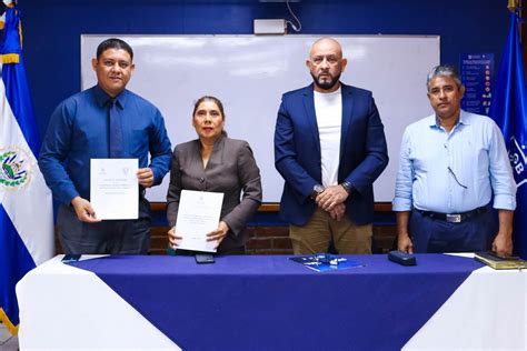 Foto de firma de convenios entre autoridades y representantes de clubes de adultos mayores