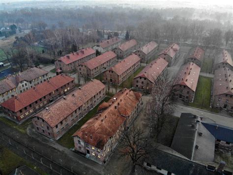 Vista aérea o entrada de Auschwitz-Birkenau