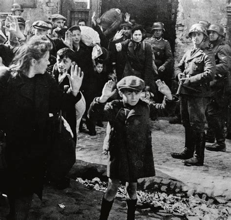 Foto histórica de un Judenrat o líderes judíos en un gueto
