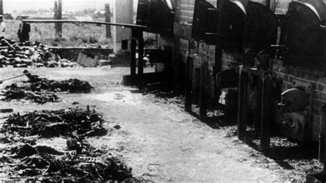 Sonderkommando trabajando o fotos clandestinas de los crematorios