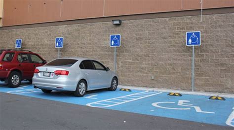 Imagen temática: Vehículo adaptado o señal de estacionamiento para personas con discapacidad