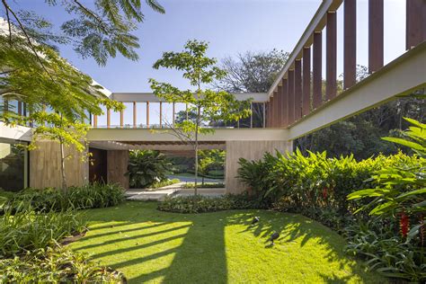 fotos de interiores y patio de un hogar de ancianos