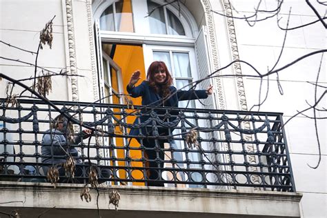 Raúl Funes en el balcón de su departamento