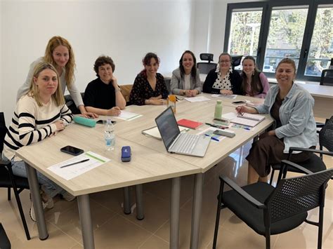 Reunión de equipo psicosocial discutiendo desafíos del programa