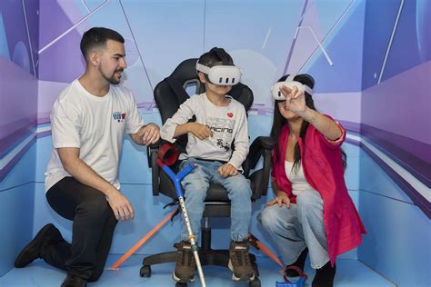 Niños interactuando en una cabina de realidad aumentada con personajes infantiles
