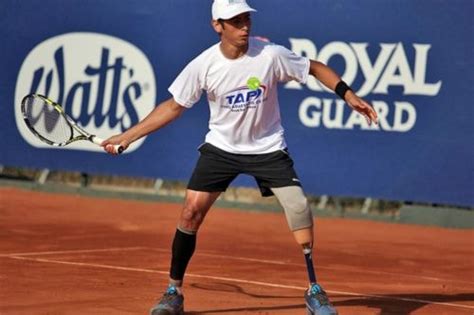 Jugadores de Tenis Adaptado de Pie compitiendo en una cancha