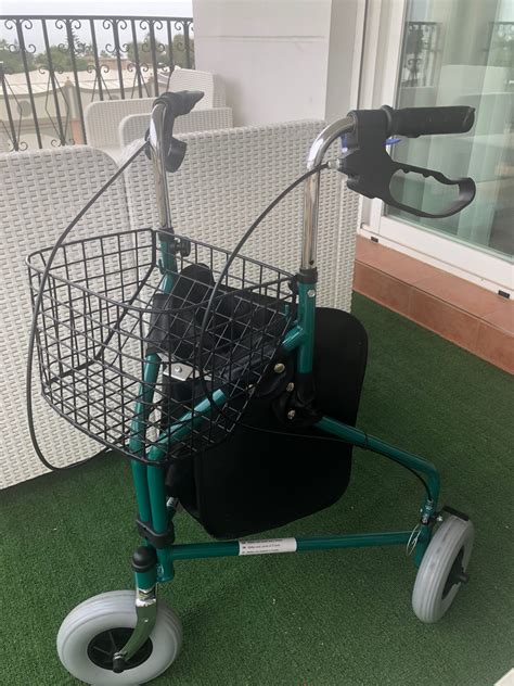 Detalle del canasto integrado en el andador.