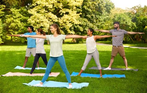 Persona mayor practicando yoga en un parque