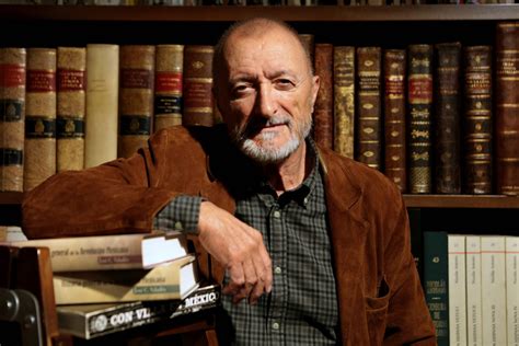 Arturo Pérez-Reverte en su biblioteca