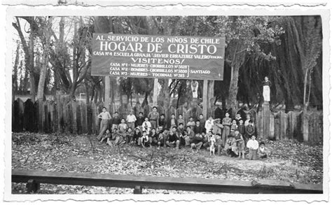 Foto histórica del Padre Hurtado o voluntarios del Hogar de Cristo