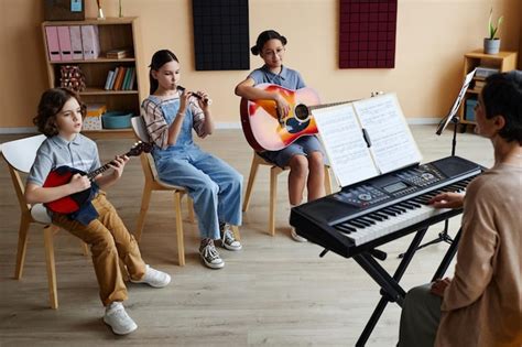 Foto de adultos mayores en una clase de música, tocando instrumentos o cantando