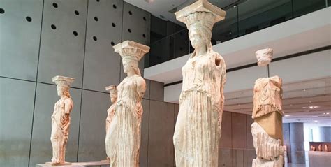 Escultura griega que contraste la juventud idealizada con una representación de la vejez