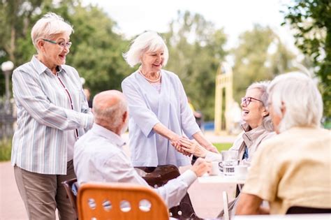 Grupo de personas mayores compartiendo recuerdos en una sesión de terapia