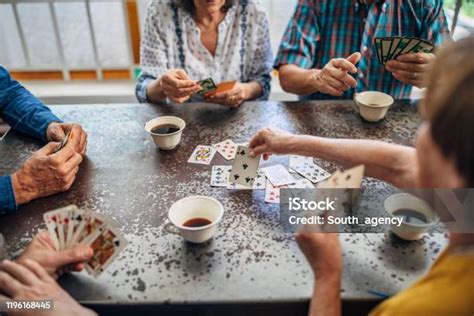 Grupo de personas mayores jugando a las cartas