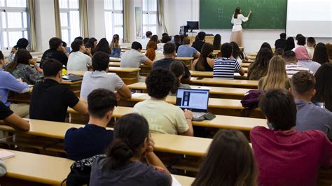Foto de campus universitario o de un profesor dando clases en la Universidad de Chile