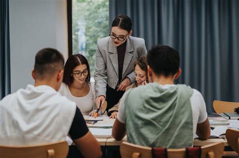 Foto de profesor interactuando positivamente con un estudiante con discapacidad en un aula inclusiva