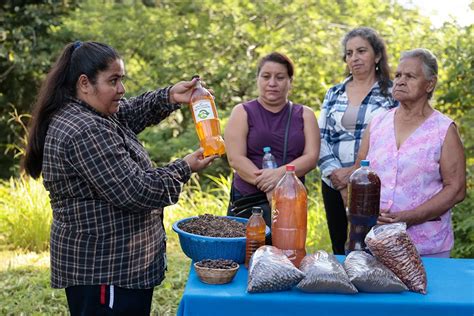 Fotografía de mujeres rurales bolivianas participando en un taller de capacitación empresarial.