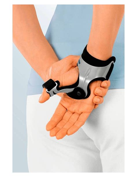 Imagen de una persona utilizando una ortesis para la artrosis del pulgar