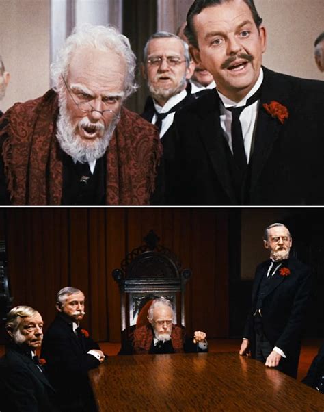 Dick Van Dyke caracterizado como el anciano banquero Mr. Dawes Sr.